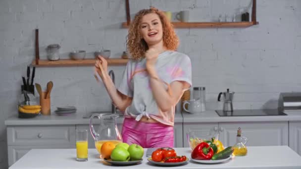 Souriante Fille Mesurant Taille Près Des Légumes Salade Jus Orange — Video