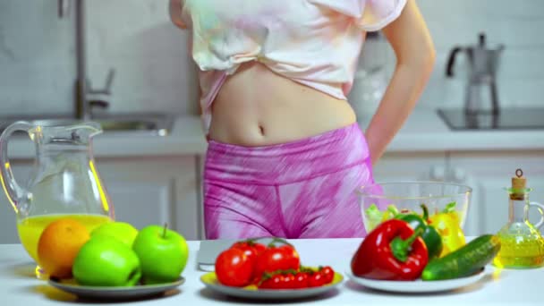 Vista Recortada Mujer Midiendo Cintura Cerca Verduras Frutas Mesa — Vídeo de stock