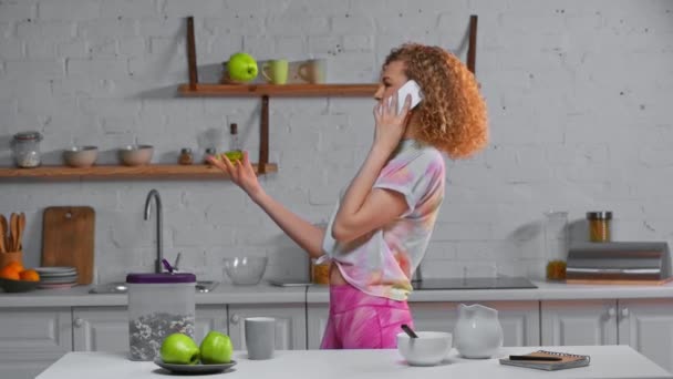 Mujer Sonriente Hablando Smartphone Cerca Manzanas Cereales Mesa — Vídeo de stock