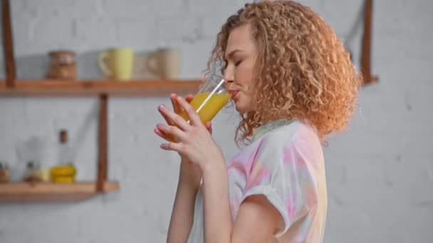 Glimlachende Vrouw Drinkt Sinaasappelsap Keuken — Stockvideo
