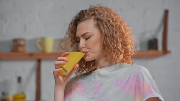 Улыбающаяся Женщина Пьет Апельсиновый Сок Кухне — стоковое видео
