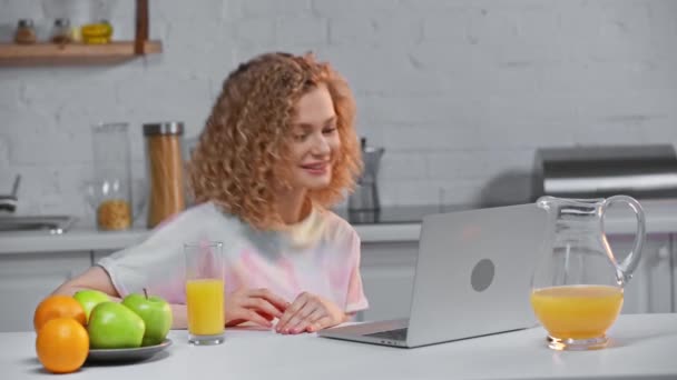 Menina Com Suco Laranja Soprando Beijo Ter Chat Vídeo Laptop — Vídeo de Stock