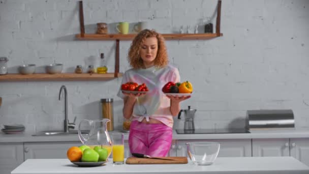 在厨房里与新鲜蔬菜共舞的微笑女人 — 图库视频影像