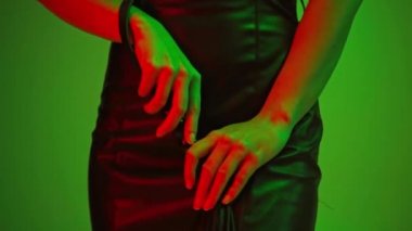 Kırbaçlanan yeşil kamçılı baskın kadının görüntüsü. 