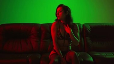 Yeşil iç çamaşırlı seksi kadın. 