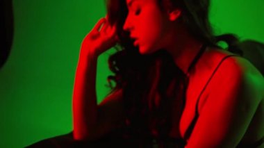 Yeşil iç çamaşırlı seksi kadının odak noktası.