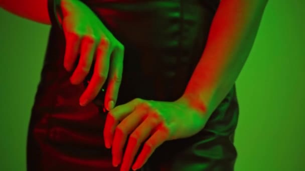 緑の上に鞭を保持している支配的な女性のクロップドビュー — ストック動画