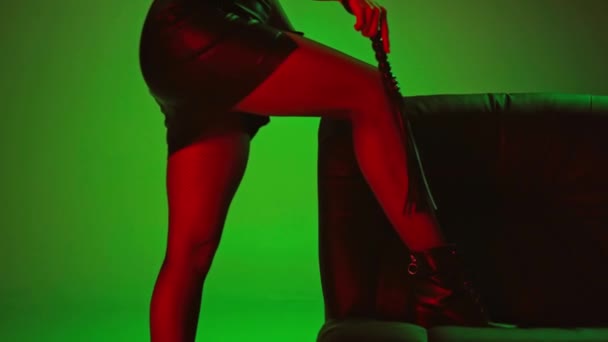 Recortado Vista Sexy Mujer Sosteniendo Azotes Látigo Verde — Vídeo de stock