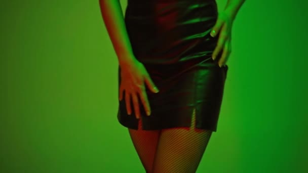 Vista Ritagliata Donna Sexy Abito Pelle Piedi Sul Verde — Video Stock