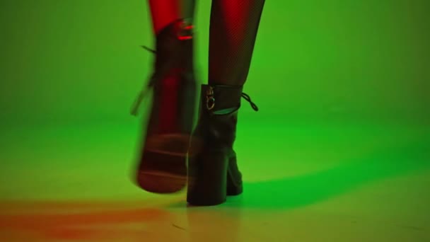 Rack Εστίαση Της Γυναίκας Μπότες Περπάτημα Στο Πράσινο — Αρχείο Βίντεο