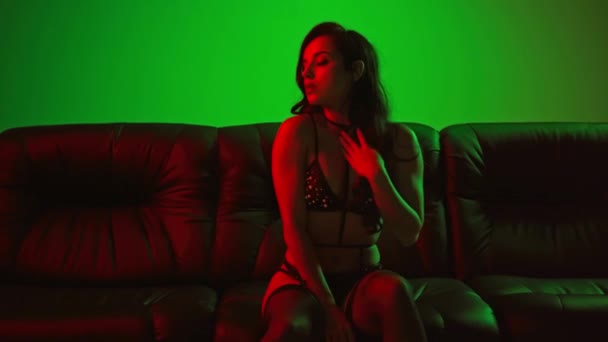 穿着内衣坐在绿色上的性感女人 — 图库视频影像