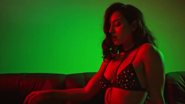 性感女人坐在绿色内裤上的机架焦点 — 图库视频影像