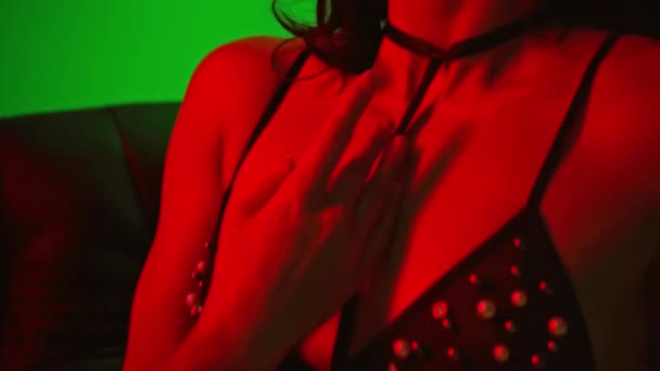 Messa Fuoco Tirare Seducente Donna Toccare Corpo Verde — Video Stock