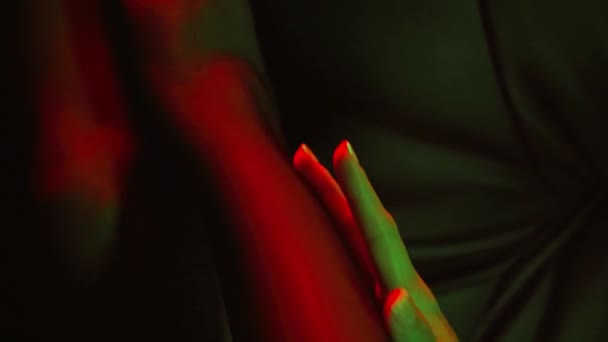 性感女人躺在沙发上触摸身体的焦点拉力 — 图库视频影像