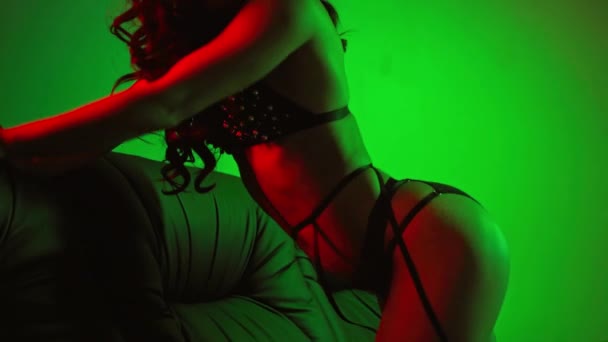 Femme Bouclée Bas Lingerie Sur Vert — Video