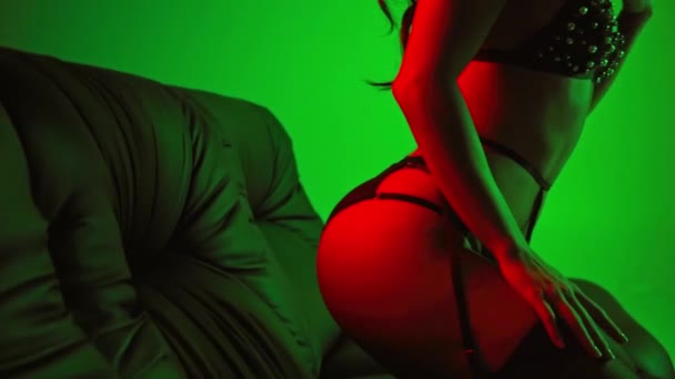 Rack Focus Sexy Fesses Femme Assise Sur Vert — Video