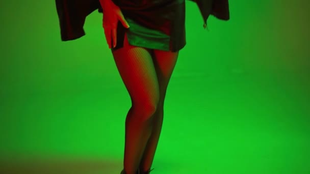 セクシーな女性でベレー帽を脱いで緑の上に立って — ストック動画