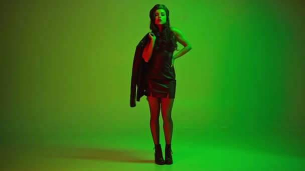 Стійка Фокус Сексуальної Жінки Береті Тримає Куртку Зеленому — стокове відео