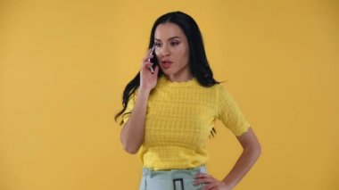 Kızgın kadın konuşuyor ve akıllı telefonu sarıya atıyor.