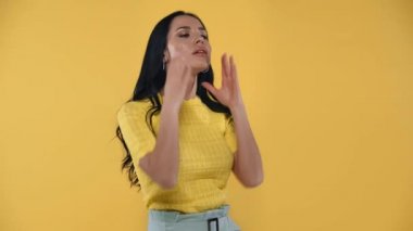 Çekici kız sıcaktan muzdarip, sarıda soyutlanmış.