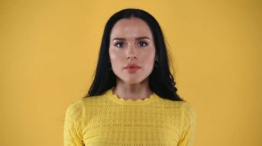 Korkak kız yüzünü kapatıyor, elleri sarı renkte.