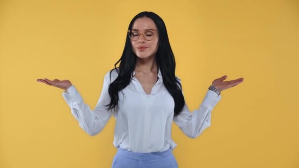 Бізнес Леді Вказуючи Руками Показуючи Плутаний Знак Ізольовано Жовтому — стокове відео