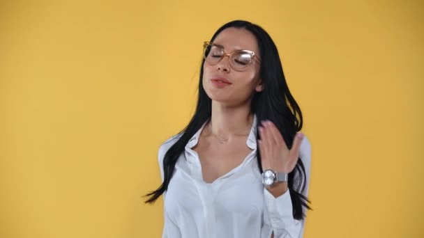 Krásná Podnikatelka Pomocí Elektrického Ventilátoru Úsměvem Izolované Žluté — Stock video