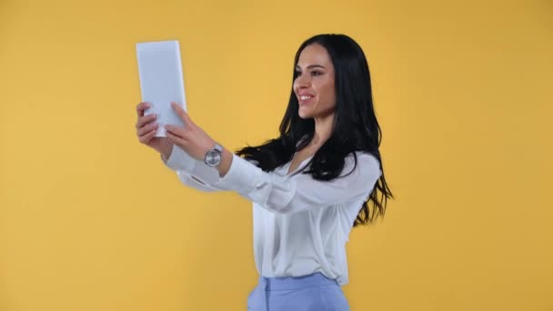Mujer Negocios Sonriente Teniendo Videollamada Tableta Digital Aislada Amarillo — Vídeo de stock