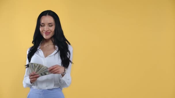 Geschäftsfrau Mit Dollarnoten Zeigt Mit Finger Auf Gelb — Stockvideo
