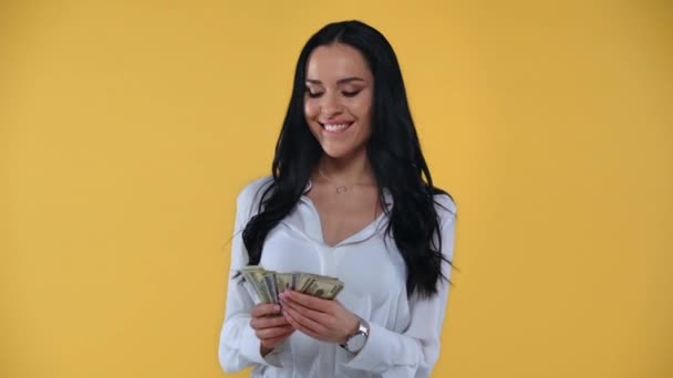 Empresária Sorridente Contando Notas Dólar Isoladas Amarelo — Vídeo de Stock