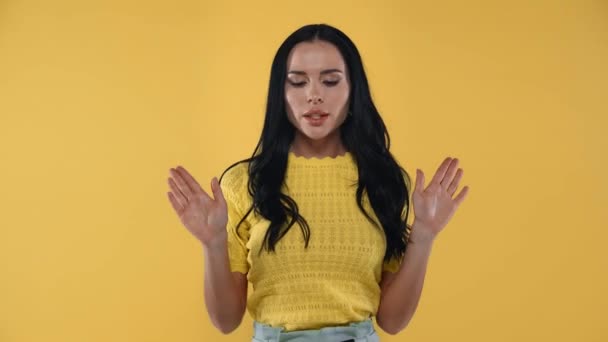 Hermosa Mujer Con Los Dedos Cruzados Alejándose Aislada Amarillo — Vídeos de Stock