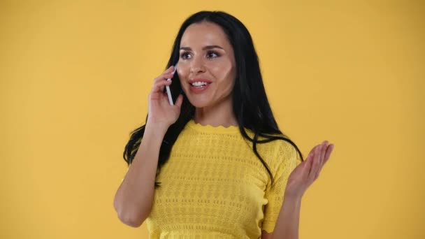 Menina Sorrindo Falando Smartphone Isolado Amarelo — Vídeo de Stock