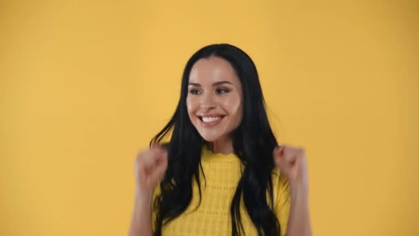 Возбужденная Девушка Показывает Большие Пальцы Вверх Жесты Изолированы Желтый — стоковое видео