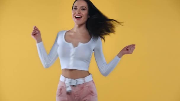 Szczęśliwa Kobieta Tańczy Uśmiecha Się Kamery Odizolowanej Żółto — Wideo stockowe