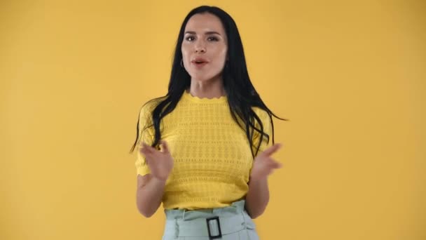 Hermosa Chica Hablando Sonriendo Cámara Aislada Amarillo — Vídeos de Stock