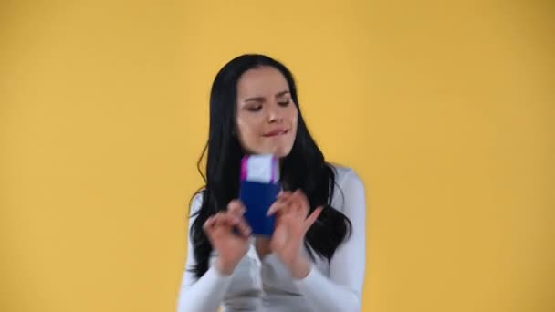 Femme Positive Dansant Avec Passeport Billet Avion Isolé Sur Jaune — Video