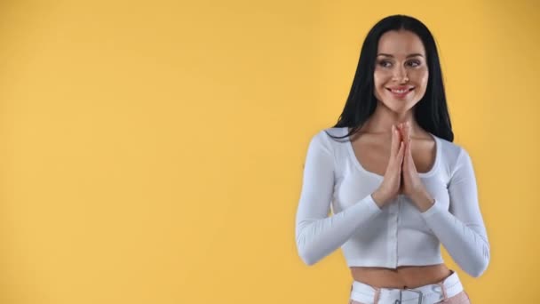 Chica Difícil Sonriendo Mirando Hacia Otro Lado Aislado Amarillo — Vídeos de Stock