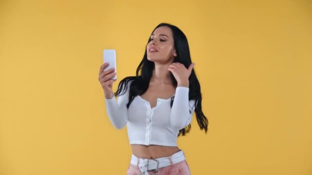 Donna Sorridente Scattare Selfie Con Smartphone Isolato Giallo — Video Stock