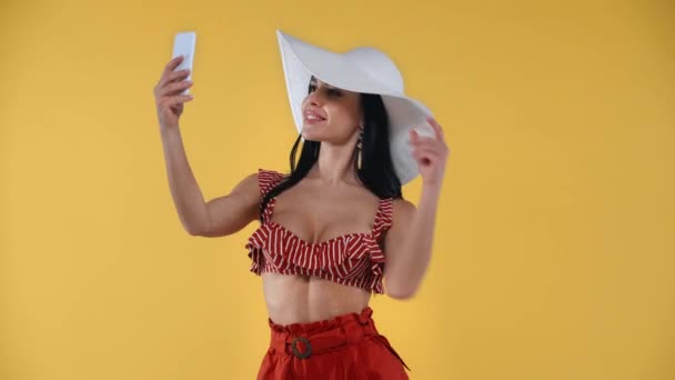 Sombrero Sol Mujer Tomando Selfie Con Smartphone Aislado Amarillo — Vídeo de stock