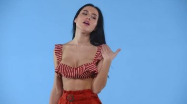 Mavi üzerine izole edilmiş elektrikli süpürge kullanan mayo giyen seksi kız. 
