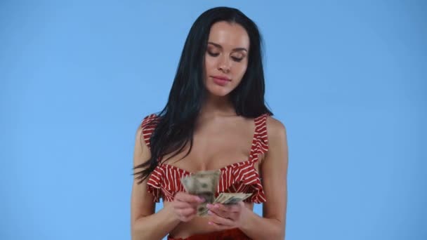 Chica Pensativa Sujetador Traje Baño Contando Billetes Dólar Aislados Azul — Vídeo de stock