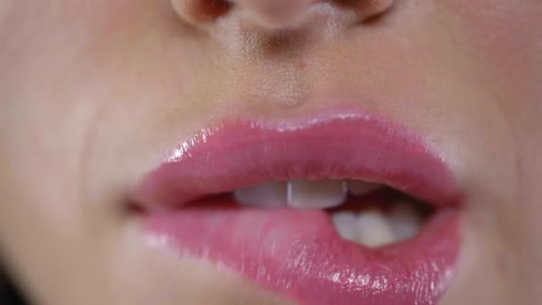 Ausgeschnittene Ansicht Eines Lächelnden Mädchens Das Lippe Leckt Isoliert Auf — Stockvideo