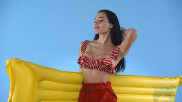 Sexy Meisje Top Van Badpak Houden Opblaasbare Matras Geïsoleerd Blauw — Stockvideo