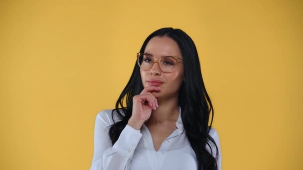 Pensive Businesswoman Having Idea Isolated Yellow — Stock Video