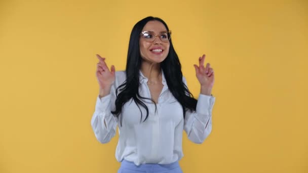 Бізнес Леді Схрещеними Пальцями Засмучується Камеру Ізольовано Жовтому — стокове відео