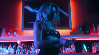 Seksi striptizci havaya para atıp sütyen takıyor.