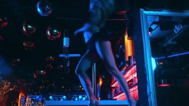 Striptiz kulübünde topuklu ayakkabılı seksi striptizci 