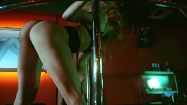 Sexy Joven Stripper Bailando Cerca Jaula Metálica — Vídeos de Stock