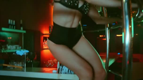 Stripper Caliente Ropa Interior Bailando Cerca Jaula Metálica — Vídeos de Stock