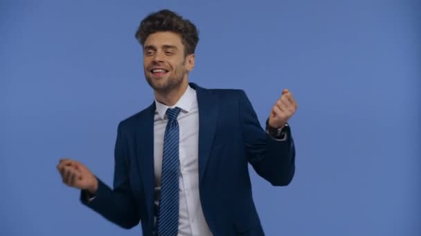 Θετικός Επιχειρηματίας Που Χορεύει Και Τραγουδάει Απομονωμένος Στο Μπλε — Αρχείο Βίντεο